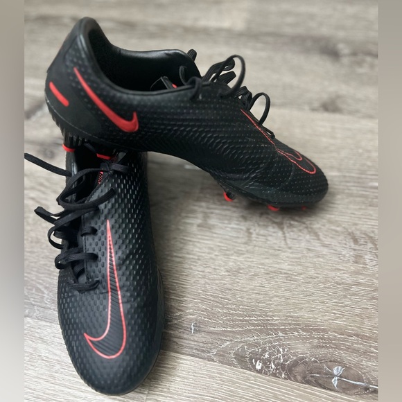 Nike Cleat Phantom, size 8, Black and Red. - Picture 3 of 3